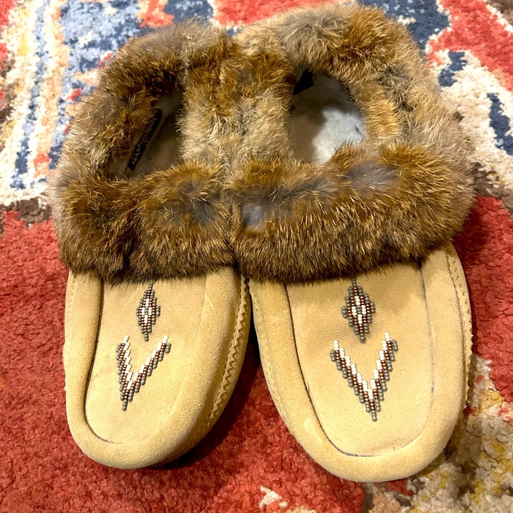 Manitobah Mukluks Tipi Moccasins in Ladies 9/Mens 7.